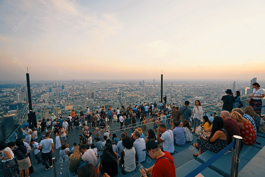 Muitos turistas apreciam o pôr do sol no telhado do edifício King Power Mahanakhon no alto de Bangkok