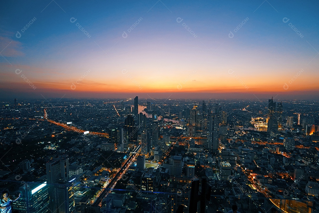 Bela paisagem urbana com vista aérea do pôr do sol e da noite crepuscular de Bangkok.
