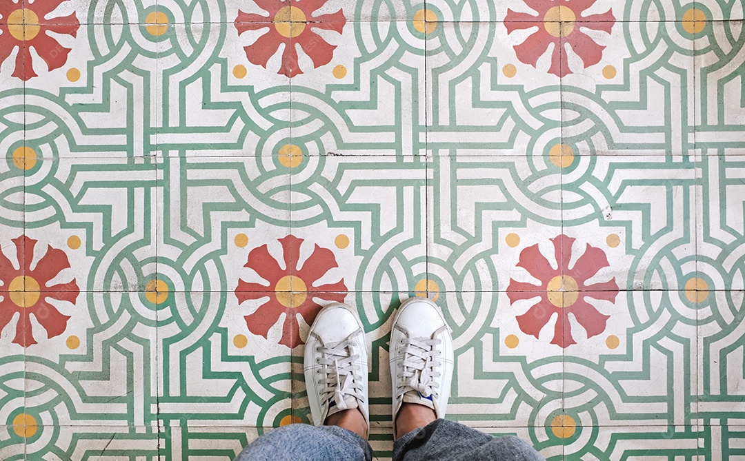 Selfie de vista superior dos pés em sapatos de tênis nas costuras vintage