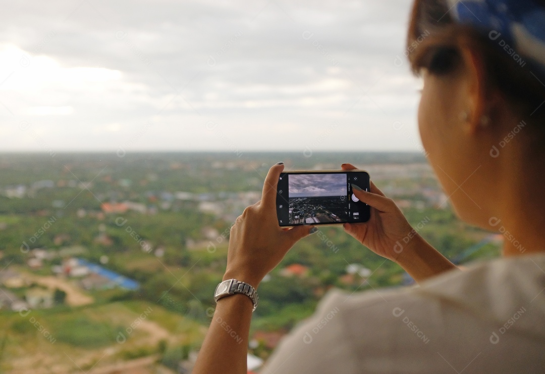 Mulher tirando foto da paisagem