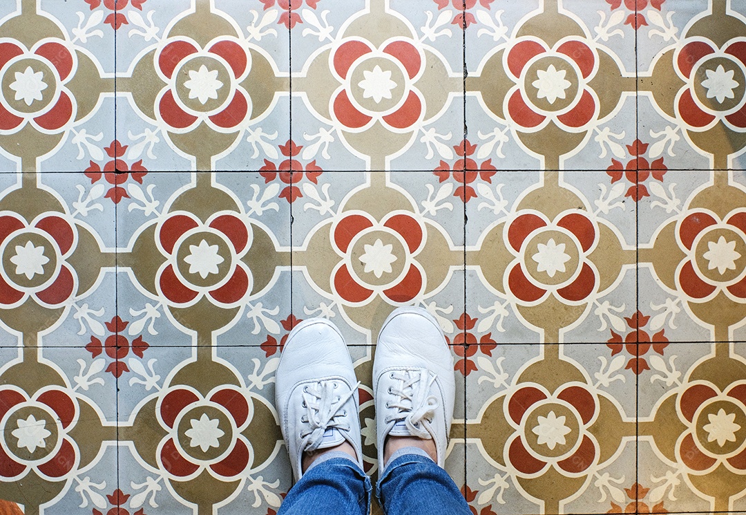 Selfie de vista superior dos pés em sapatos de tênis nas costuras vintage