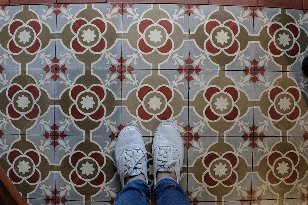 Selfie de vista superior dos pés em sapatos de tênis nas costuras vintage