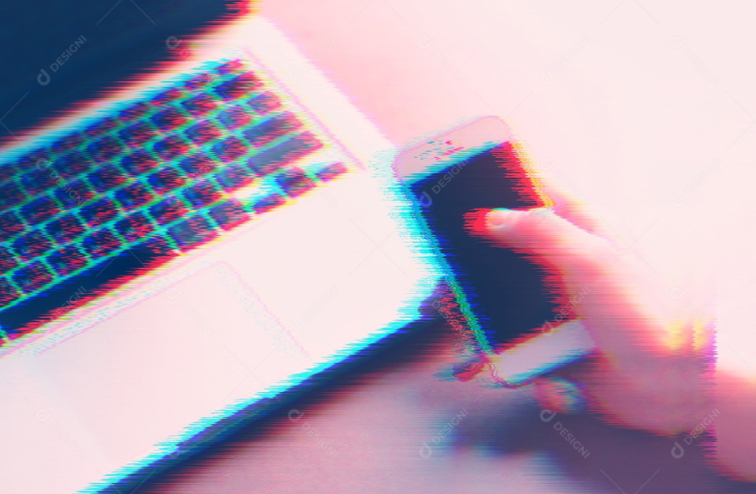 Mão usando smartphone e laptop de computador com ruído digital