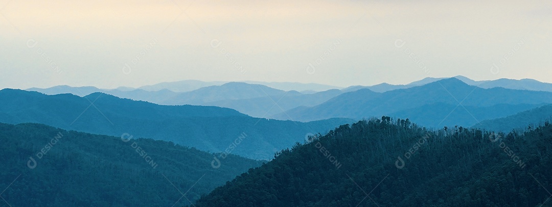 Paisagem de montanhas azuis