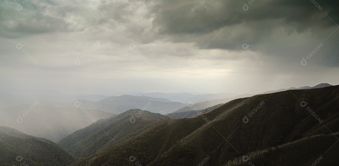 Paisagem de montanhas com fumaça de neblina
