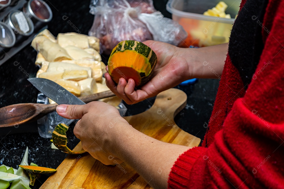 mulher na cozinha cortando e preparando abobrinha para o jantar, alto ângulo