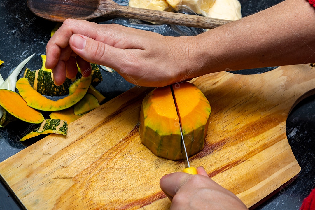 mulher na cozinha cortando e preparando abobrinha para o jantar, alto ângulo