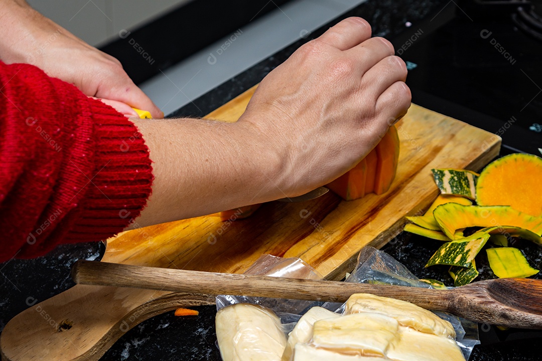 mulher na cozinha cortando e preparando abobrinha para o jantar, alto ângulo