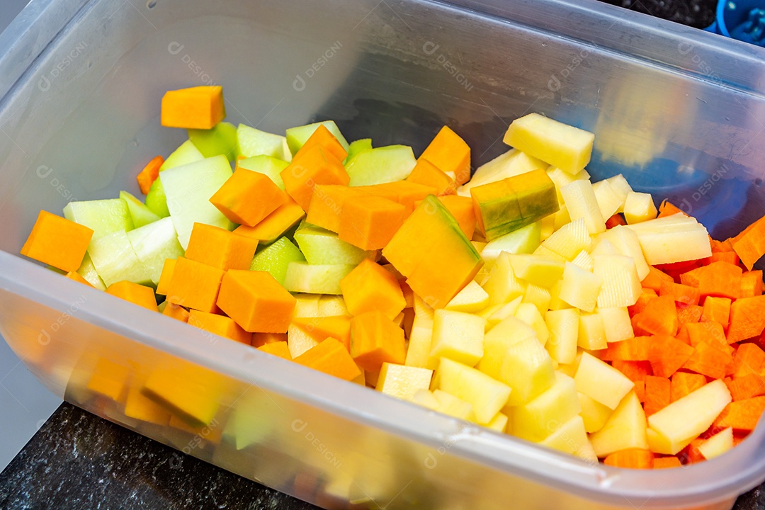 legumes em cubos, cenoura, abobrinha, batata, chuchu
