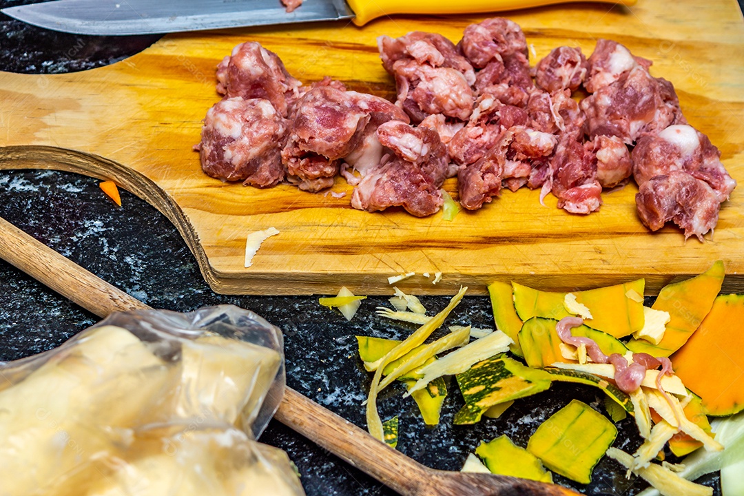 linguiça de porco crua cortada em pedaços, preparando o jantar em casa