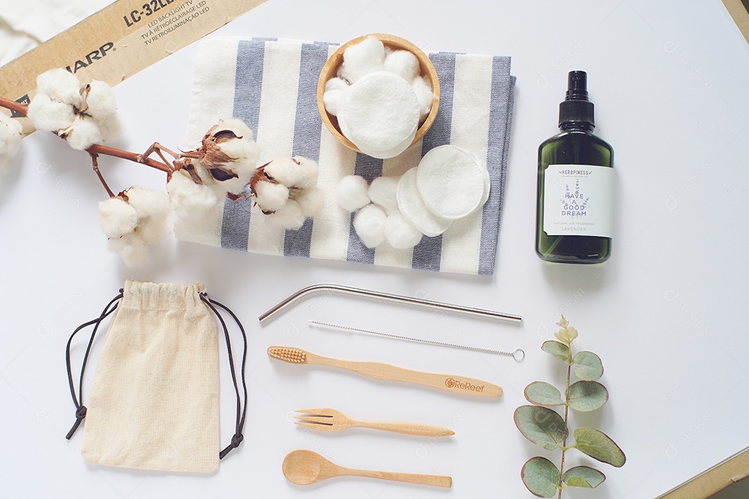 Postura plana de produtos sustentáveis, colher de pau, canudo de aço inoxidável