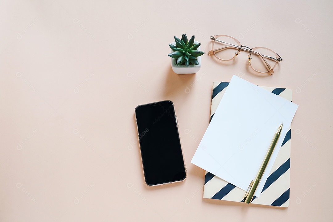 Postura plana de mesa de trabalho, papelaria mínima com smartphone