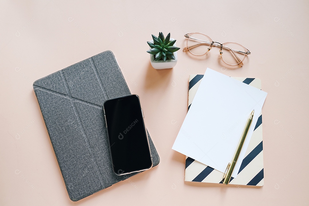 Postura plana de mesa de trabalho, papelaria mínima com smartphone