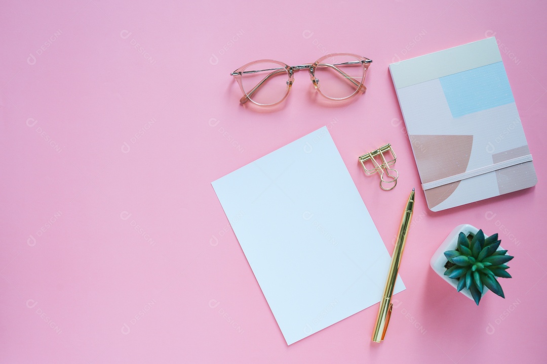 Postura plana de mesa de trabalho, papelaria mínima com caderno