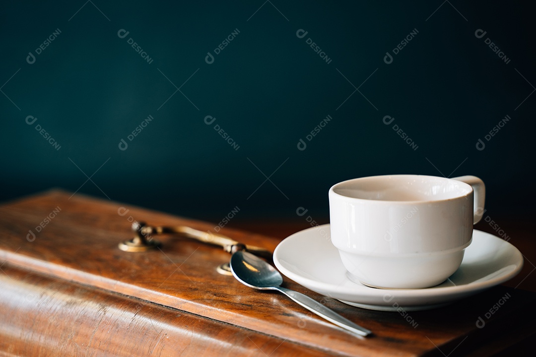 Ainda vida xícara de café ou chá na mesa de madeira retrô, rústica