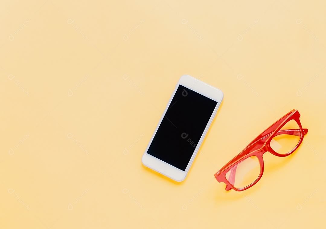 Postura plana de itens de estilo de vida com smartphone e óculos vermelhos