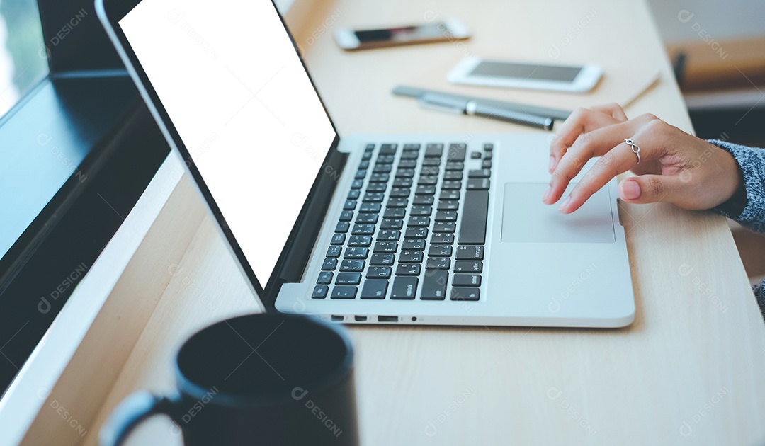 Feche as mãos da jovem empresária digitando no computador laptop