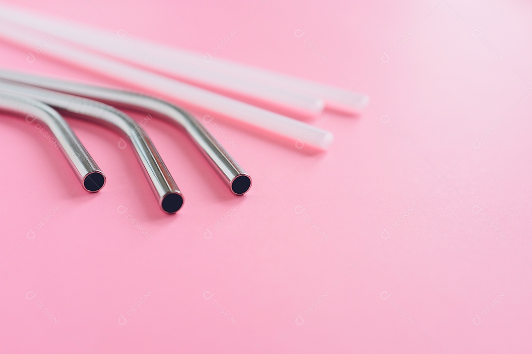 Close-up de canudo de aço inoxidável reutilizável com canudo de plástico