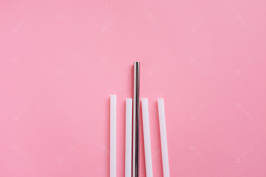 Close-up de canudo de aço inoxidável reutilizável com canudo de plástico