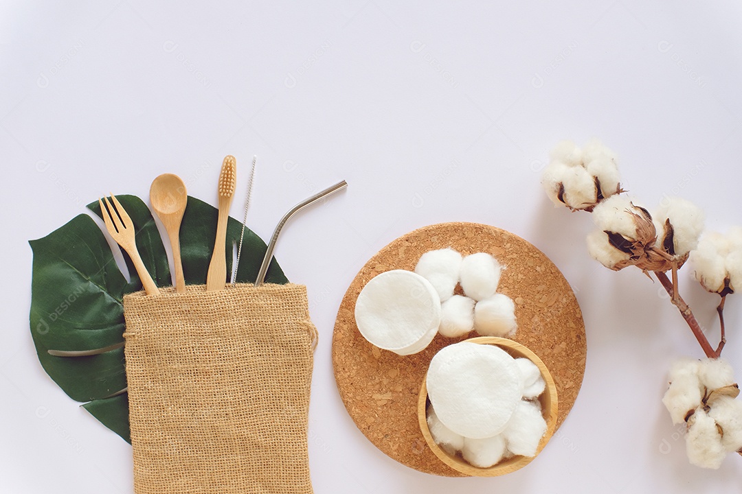 Postura plana de produtos sustentáveis, colher de pau, canudo de aço inoxidável