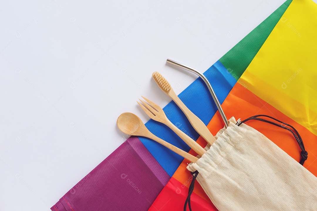 Postura plana de produtos sustentáveis, colher de pau, canudo de aço inoxidável