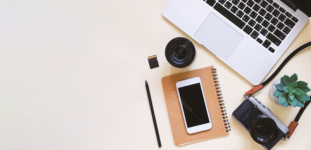 Foto plana da área de trabalho da mesa do espaço de trabalho com laptop, câmera