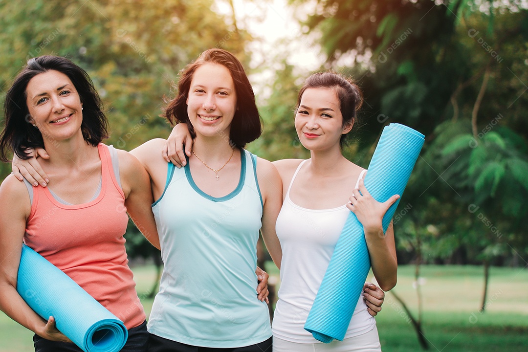 Grupo de retratos ao ar livre de três mulheres alegres e atraentes