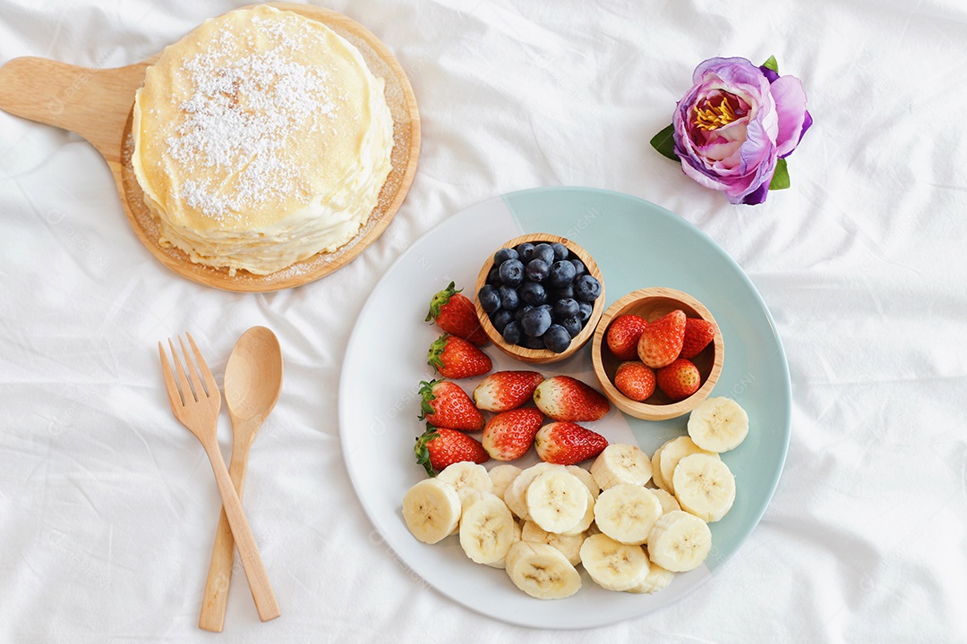 Bolo de crepe saboroso com mirtilo fresco, morango e banana