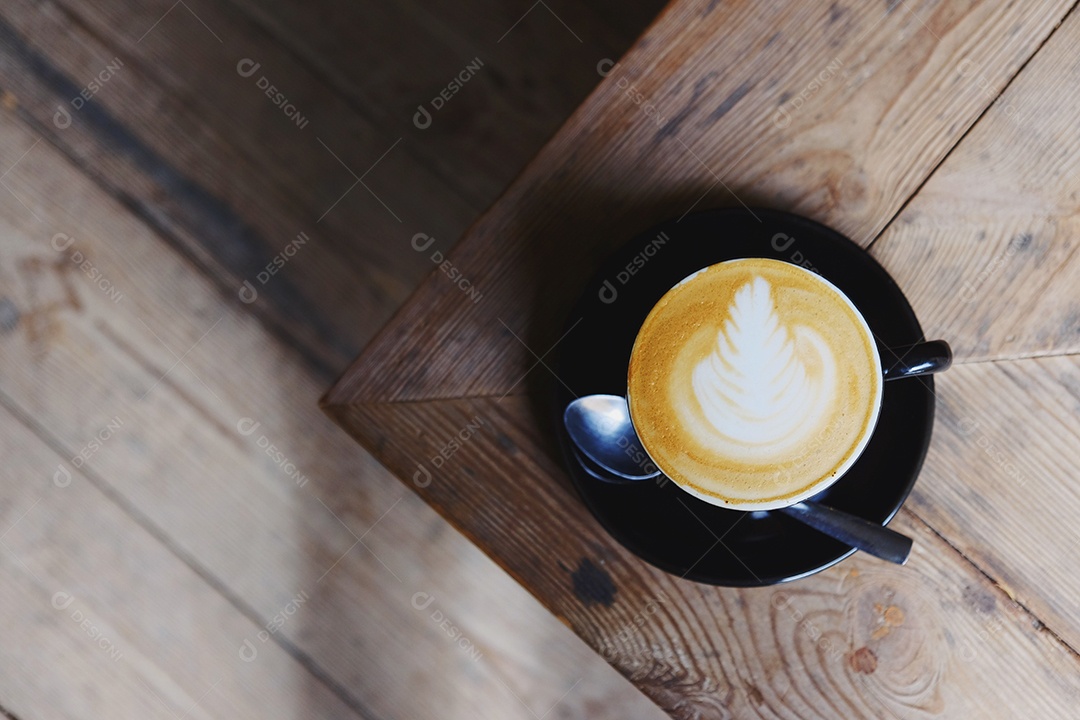 Vista superior do café com leite quente na mesa de madeira