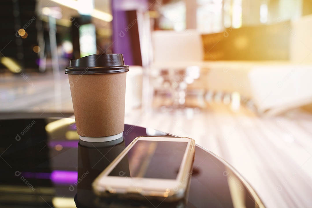 Retire o espaço vazio da cópia em branco da xícara de café para o seu texto de design