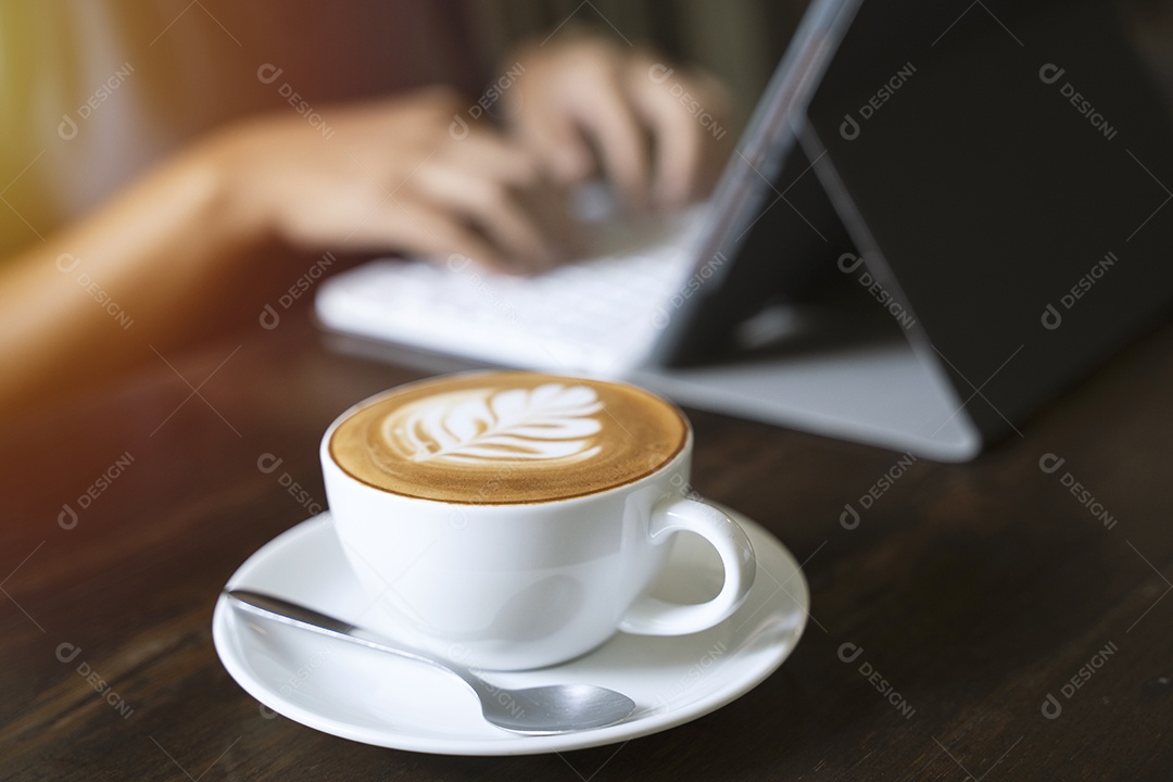 Mulher asiática hipster digitando no tablet no café com luz solar