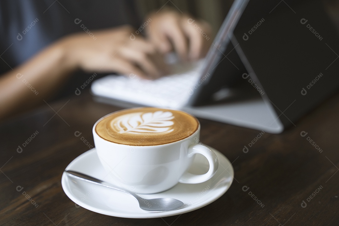 Mulher asiática hipster digitando no tablet no café com luz solar