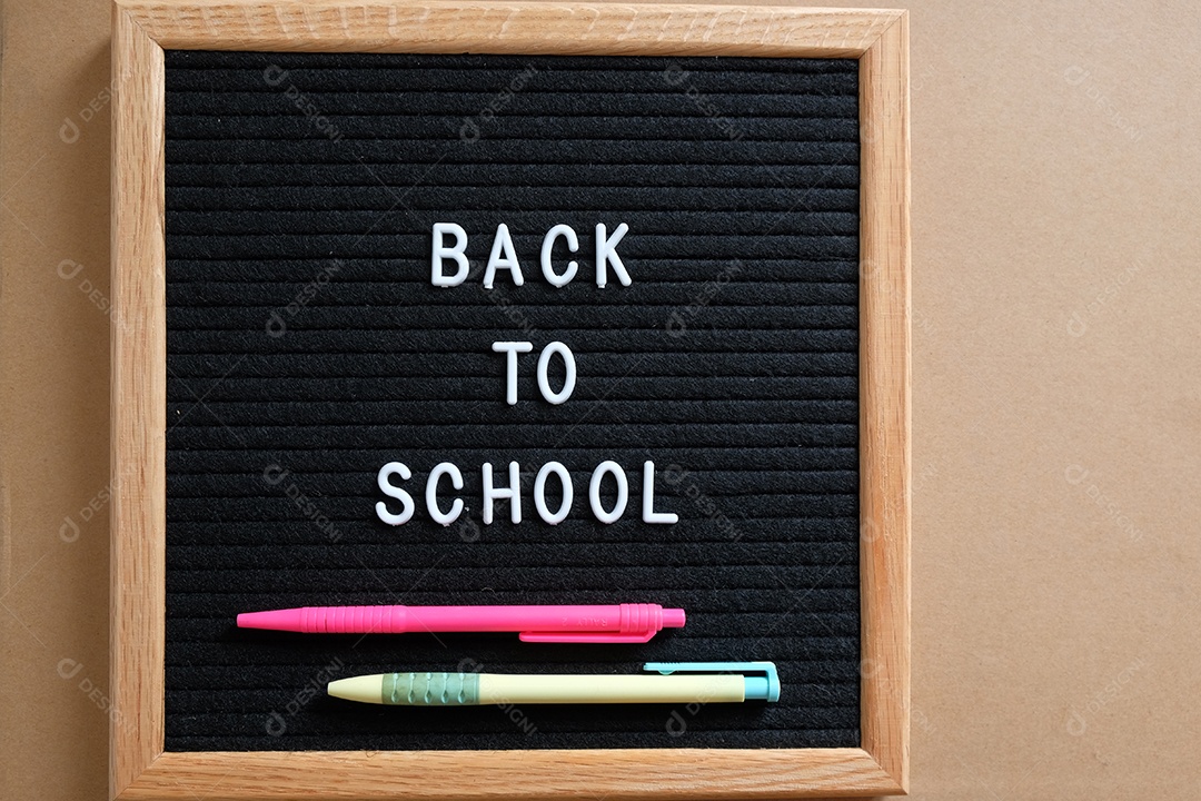 Quadro preto com canetas