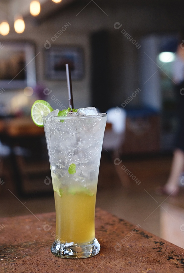 Copo grande com limão e gelo bebida refrescante