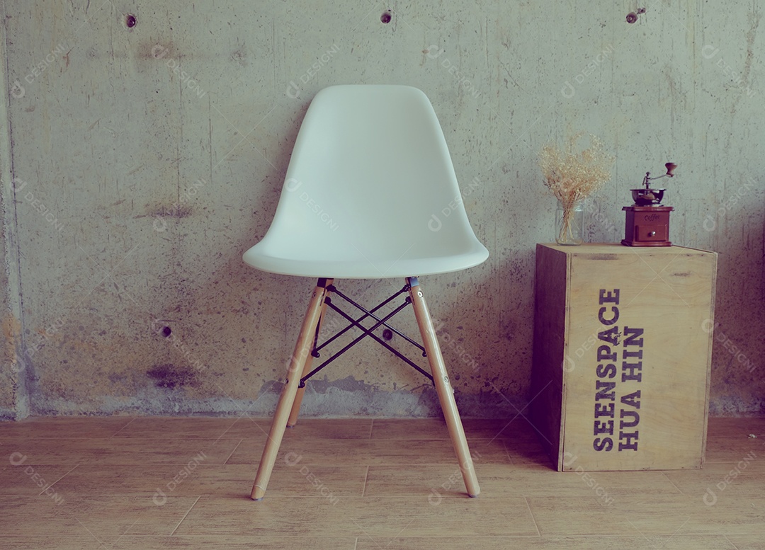 Cadeira branca velha