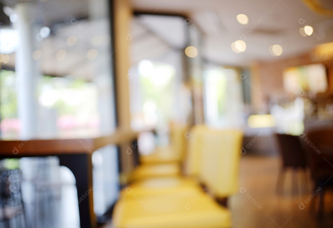 Fundo desfocado: interior do café ou restaurante com luz