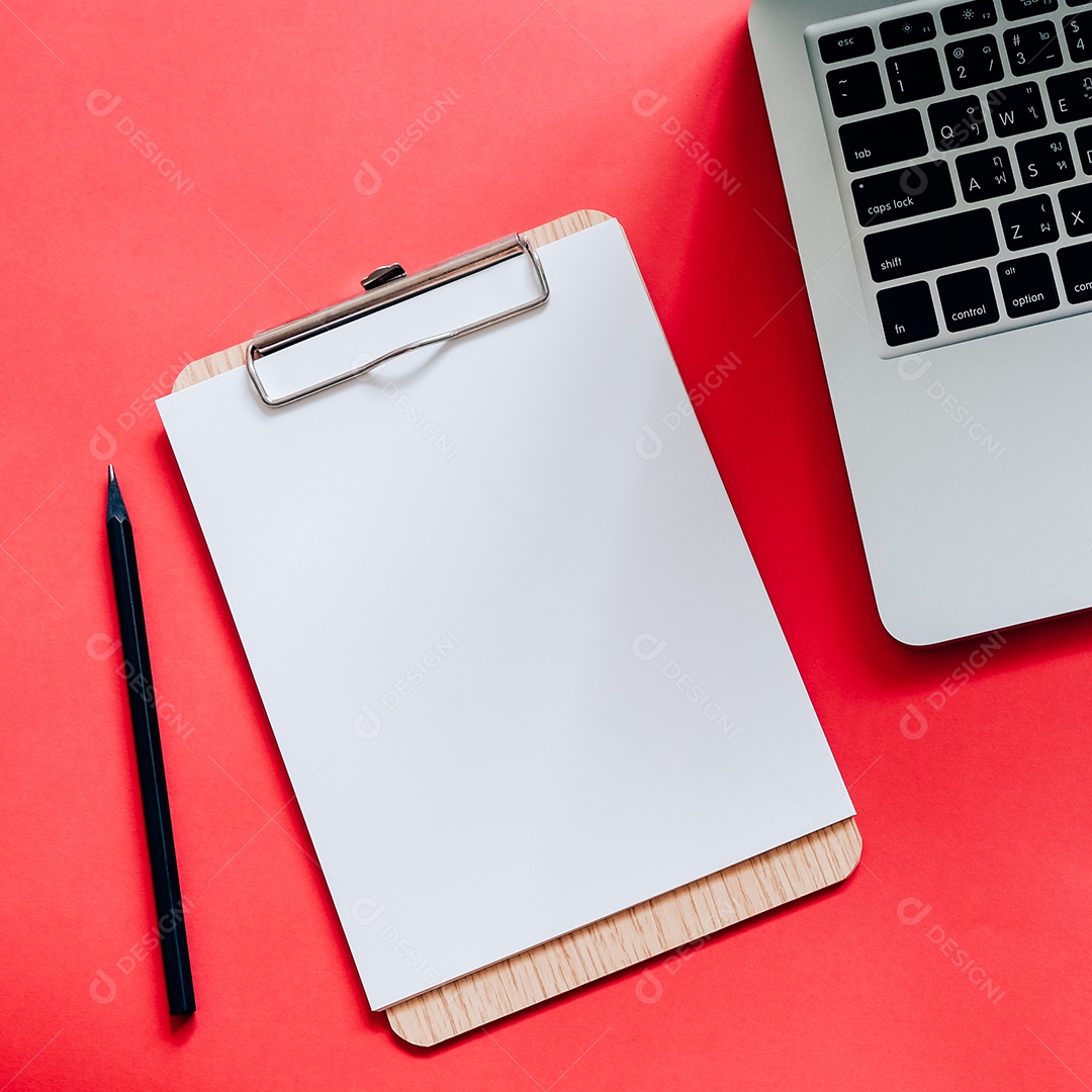 Estilo plano de vista superior da mesa de trabalho com área de transferência em branco