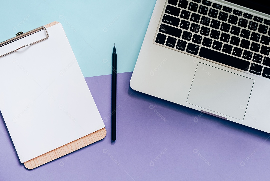 Estilo plano de vista superior da mesa de trabalho com laptop