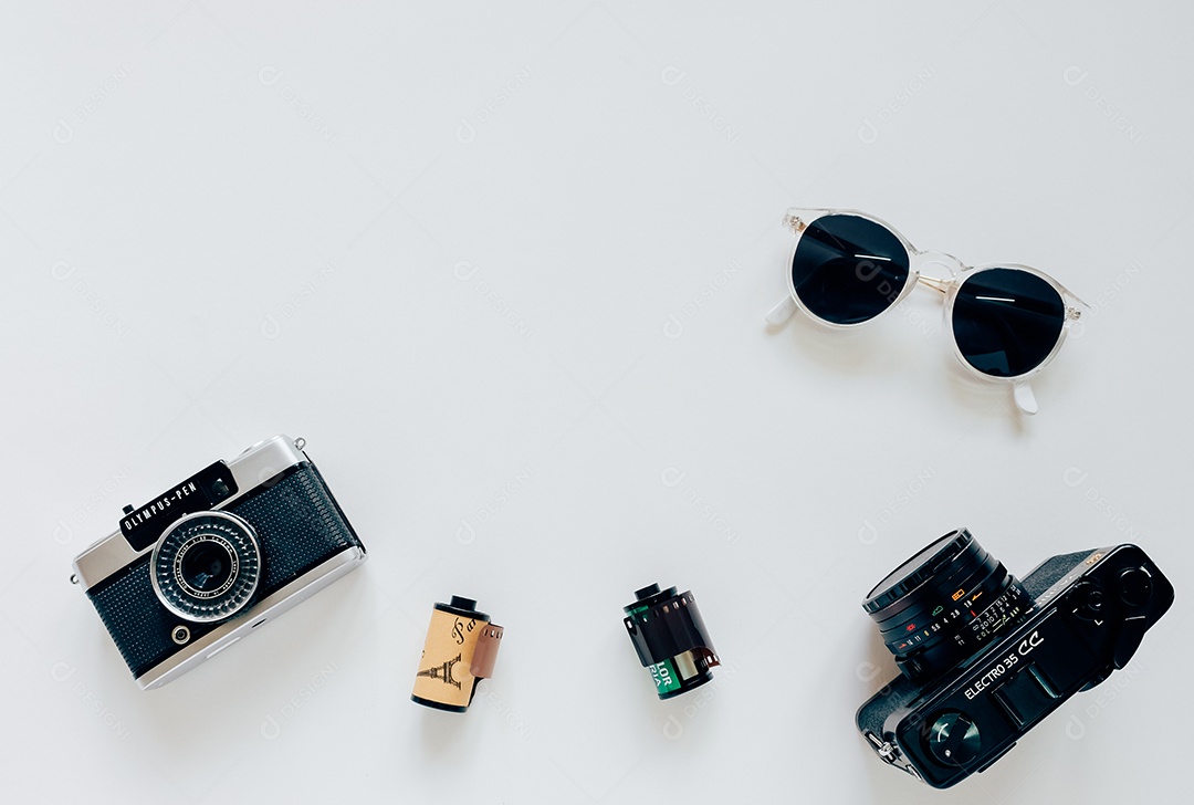 Estilo plano criativo com câmera de filme, óculos escuros e smartphone em fundo branco com espaço para cópia