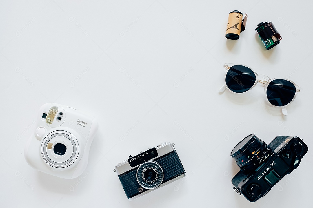 Estilo plano criativo com câmera de filme, óculos escuros e smartphone em fundo branco com espaço para cópia