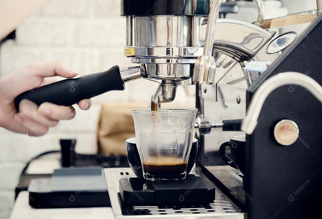 Mulher barista fazendo café na máquina profissional