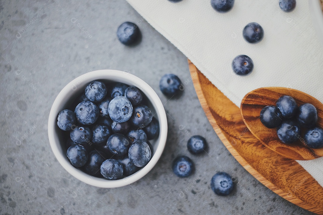 Tigela de mirtilos frescos