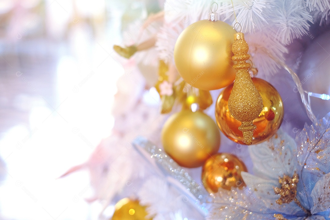 Ornamentação de natal bolas douradas