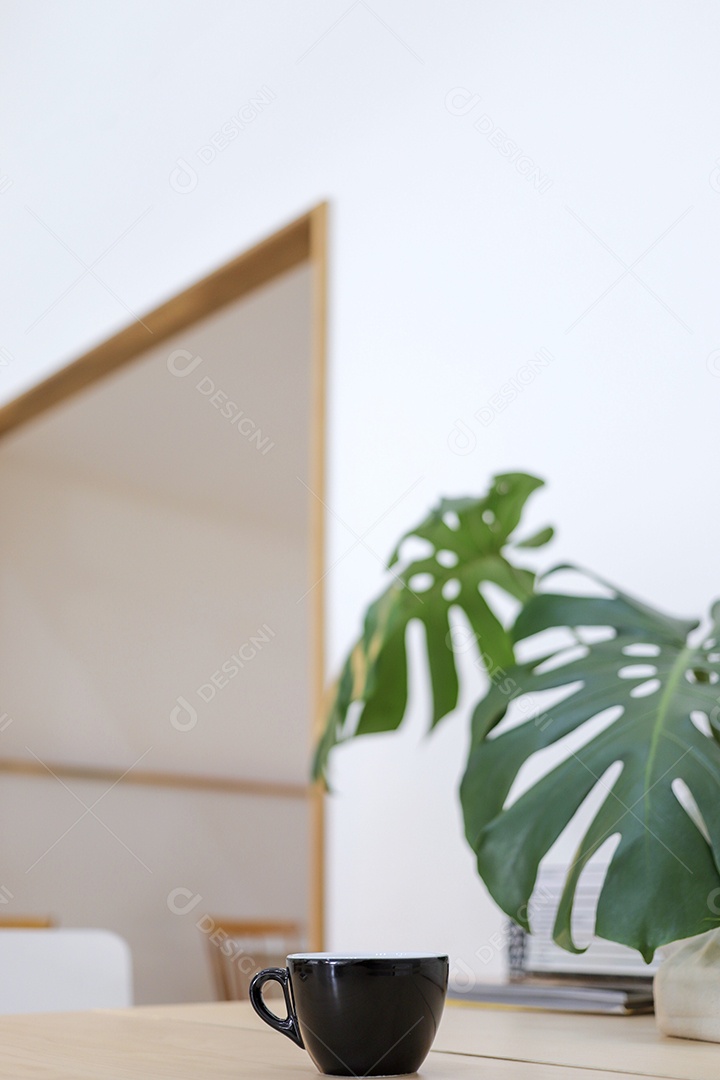 Estilo de vida moderno com café preto e folhas verdes decoradas na mesa