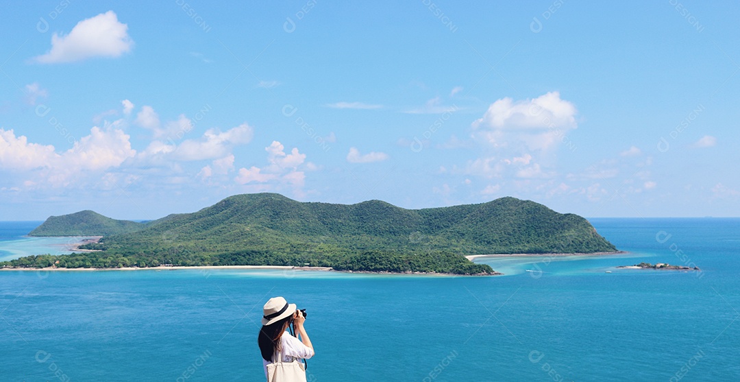 Mulher turista tirando fotos na praia