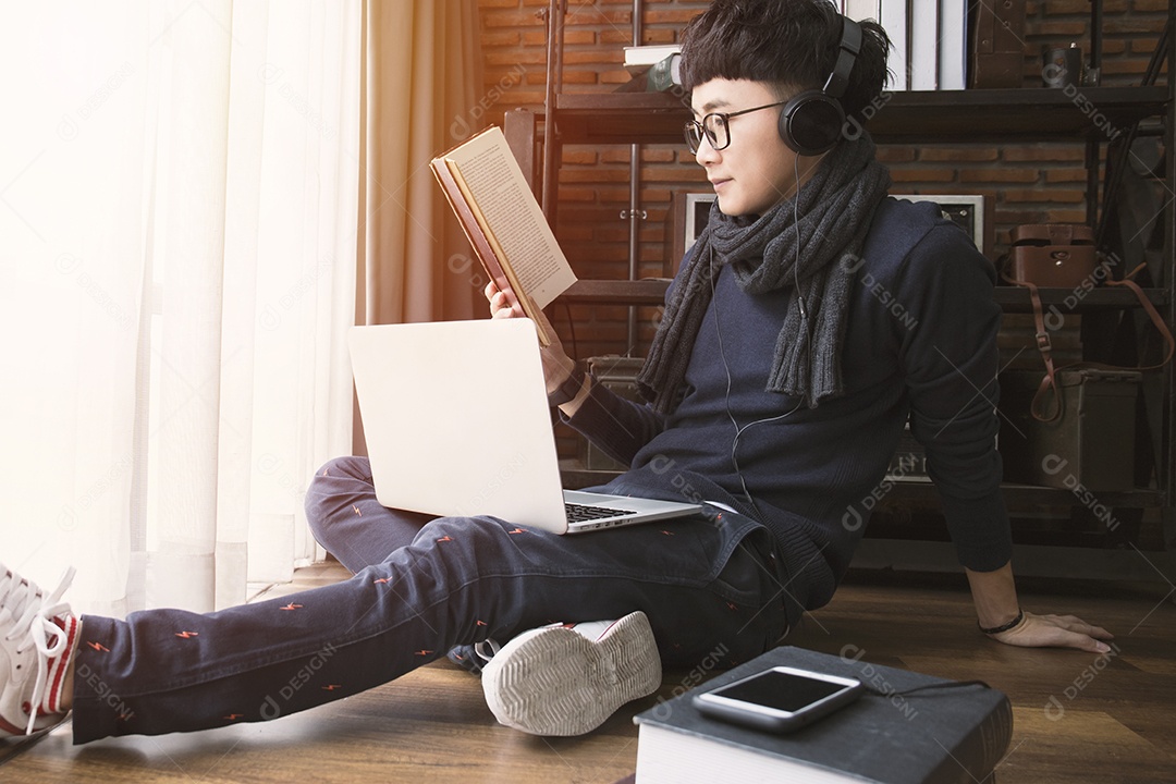 Jovem estudante asiática vestindo suéter lendo
