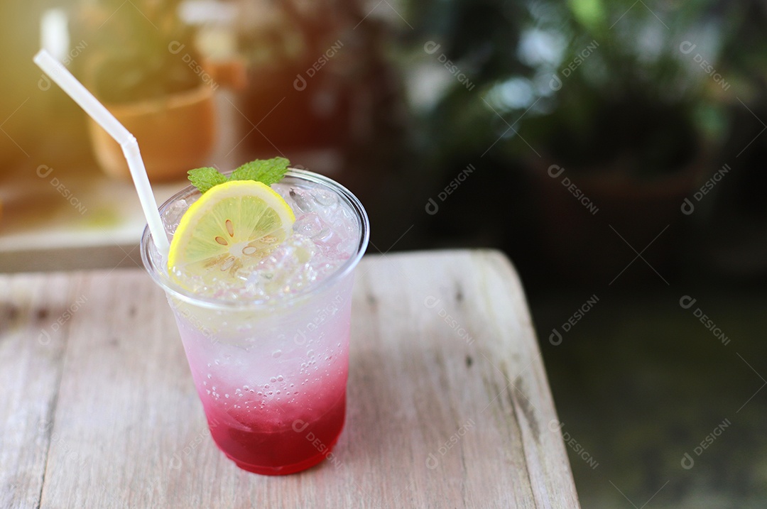 Bebida saborosa de verão, limão fresco gelado com refrigerante