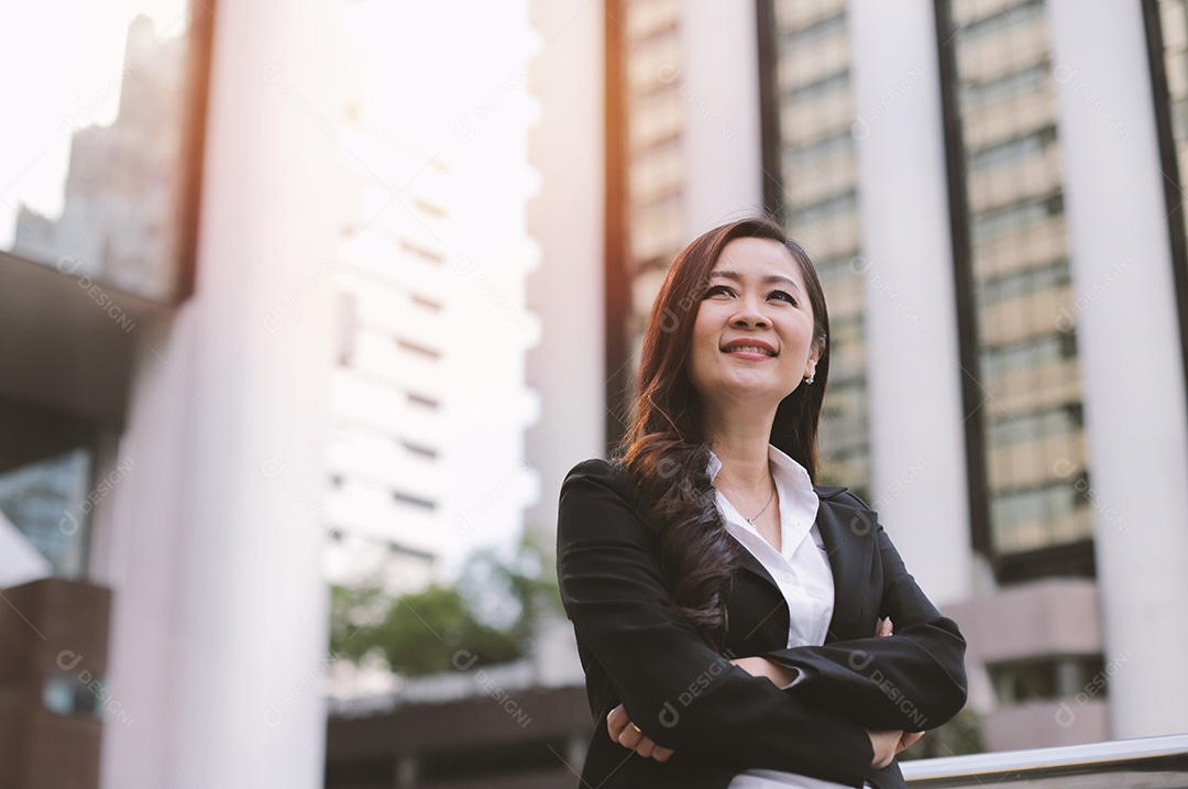 Líder de mulher de negócios sênior asiática bem-sucedida em pé sobre assassinato