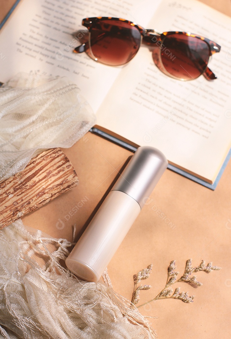 Maquete de garrafa de plástico em branco cosmética com óculos e livro