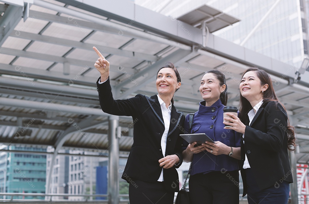 Mulheres asiáticas sorridentes no trabalho